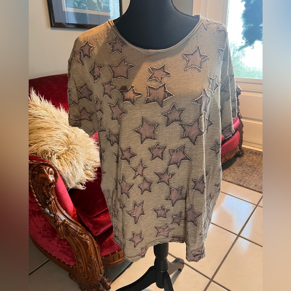 Magnolia Pearl little star appliqué Evangeline T-shirt, NWT